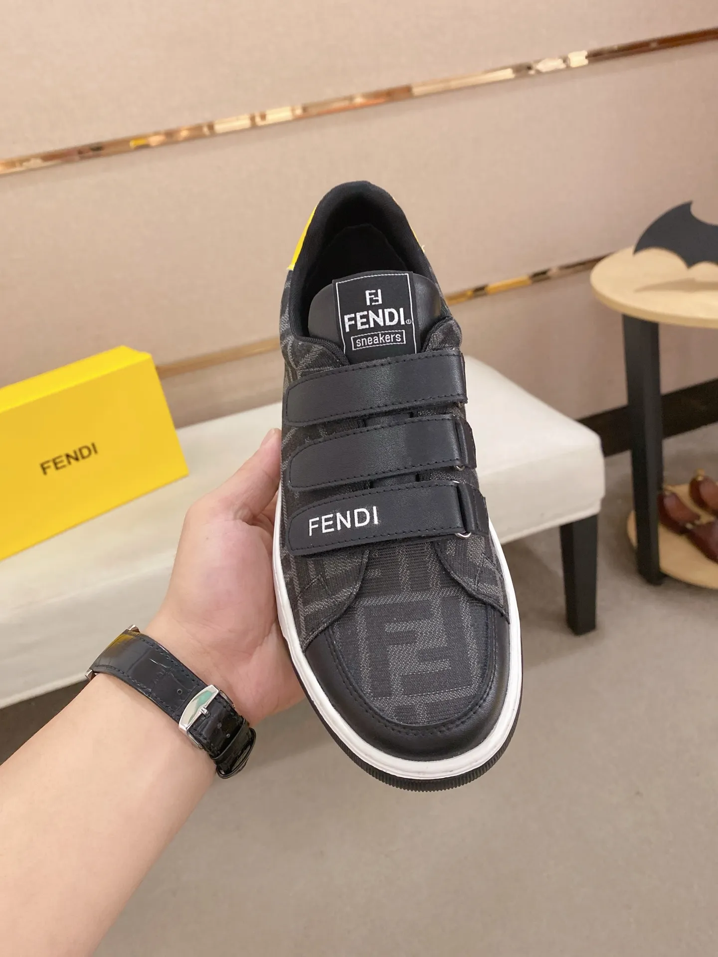 Men's shoes 💰 400💰 (FENDI) New high-top 👊🏻 upper 🇮🇹 imported cowhide fabric 🇩🇪 lining imported sheepskin lining. The original outsole is molded to highlight the identity of every man, and the upper foot is stable and stable🚶🏻🚶🏻The high-end custom counters reproduce the original version📯No matter the wind or rain, the shoe last remains unchanged and can withstand the verification of time🔍️,🔵 Size: 38-44 (45 is custom-made and cannot be returned or exchanged